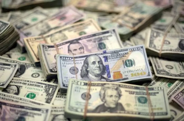 حذر ترامب ولم يستجب.. الدولار يرتفع عالميا مدفوعا بتوقعات باول