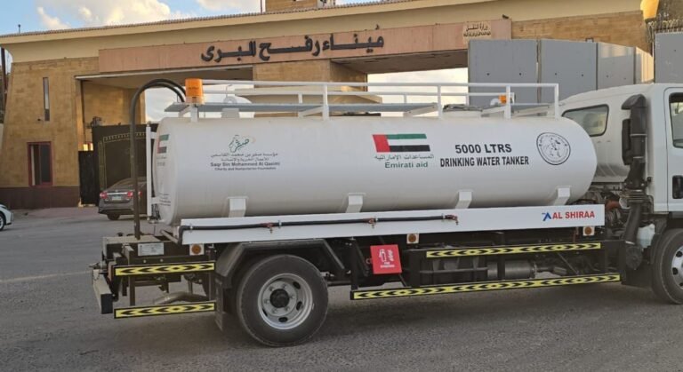 بعد انقطاع 3 أيام .. استئناف إدخال شاحنات المساعدات الإنسانية لقطاع غزة