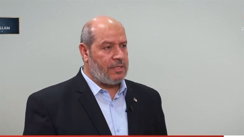 أكد خليل الحية، رئيس حركة حماس الفلسطينية، أن الحركة تواجه صعوبات كبيرة في تحديد مواقع جثث الرهائن الإسرائيليين داخل قطاع غزة، ووصف الحية تلك الصعوبات بأنها ناتجة عن تغييرات قامت بها إسرائيل في طبيعة الأرض بالقطاع. وأضاف أن حماس تعمل بشكل مستمر بحثاً عن الجثامين وتسعى بجدية لتسليمها، لكنه أشار إلى أن الأماكن غير معروفة لأن الأشخاص الذين دفنوا الجثث استشهدوا خلال الحرب. أوضح الحية أن الهدف الأساسي من تسليم الجثامين هو منع إسرائيل من اتخاذ ذلك ذريعة للعودة إلى القتال، مشدداً على نية الحركة تجنب تصعيد جديد. في سياق آخر، ذكرت صحيفة يديعوت أحرونوت الإسرائيلية أن تل أبيب تدرس إجراءات عقابية ضد حركة حماس، بما في ذلك توسيع نطاق السيطرة على القطاع، وقد أشارت إلى أن مثل هذه الخطوة تعتمد على موافقة الولايات المتحدة. يأتي ذلك مع اقتراب انتهاء المهلة التي حددها الرئيس الأمريكي السابق دونالد ترامب. وفي تطورات أخرى، تبحث إسرائيل فرض عقوبات إضافية على حماس بسبب عدم تمكنها من إعادة جثث جميع المختطفين الإسرائيليين، بالرغم من استرجاع جثماني أرييه زلمانوفيتش وتامير أدار في وقت سابق، التقارير الإعلامية تفيد بأن معدات هندسية ثقيلة وصلت إلى غزة لدعم جهود البحث والإنقاذ، ومن المتوقع أن تُسلم أي جثامين يتم العثور عليها فورياً إلى اللجنة الدولية للصليب الأحمر. الأعمال تُركّز حالياً على منطقتي رفح وخان يونس حيث تستهدف عمليات البحث جثامين جنود إسرائيليين أبرزهم هدار غولدين وعميرام كوبر، وسط ضغط من الوسطاء الدوليين لتخفيف التوتر بين الجانبين، أيضاً يُشارك عناصر من وحدة الظل التابعة لحماس في مرافقة فرق الصليب الأحمر أثناء عمليات البحث. في غضون ذلك، تشدد إسرائيل مساعيها التنسيقية مع الولايات المتحدة التي تعد الركيزة الأساسية لتنفيذ أي اتفاق مع حركة حماس. وينتظر الجانب الإسرائيلي الضوء الأخضر الأمريكي بعد حلول الموعد النهائي المحدد لترامب.