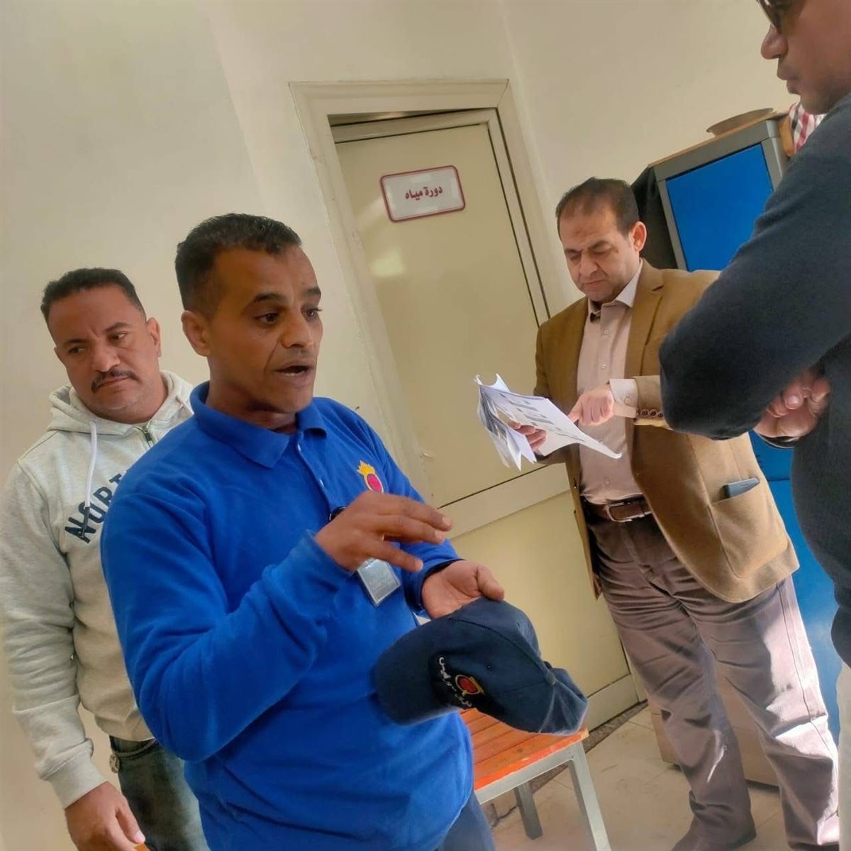 عمال الأمن والنظافة داخل مستشفيات الأقصر