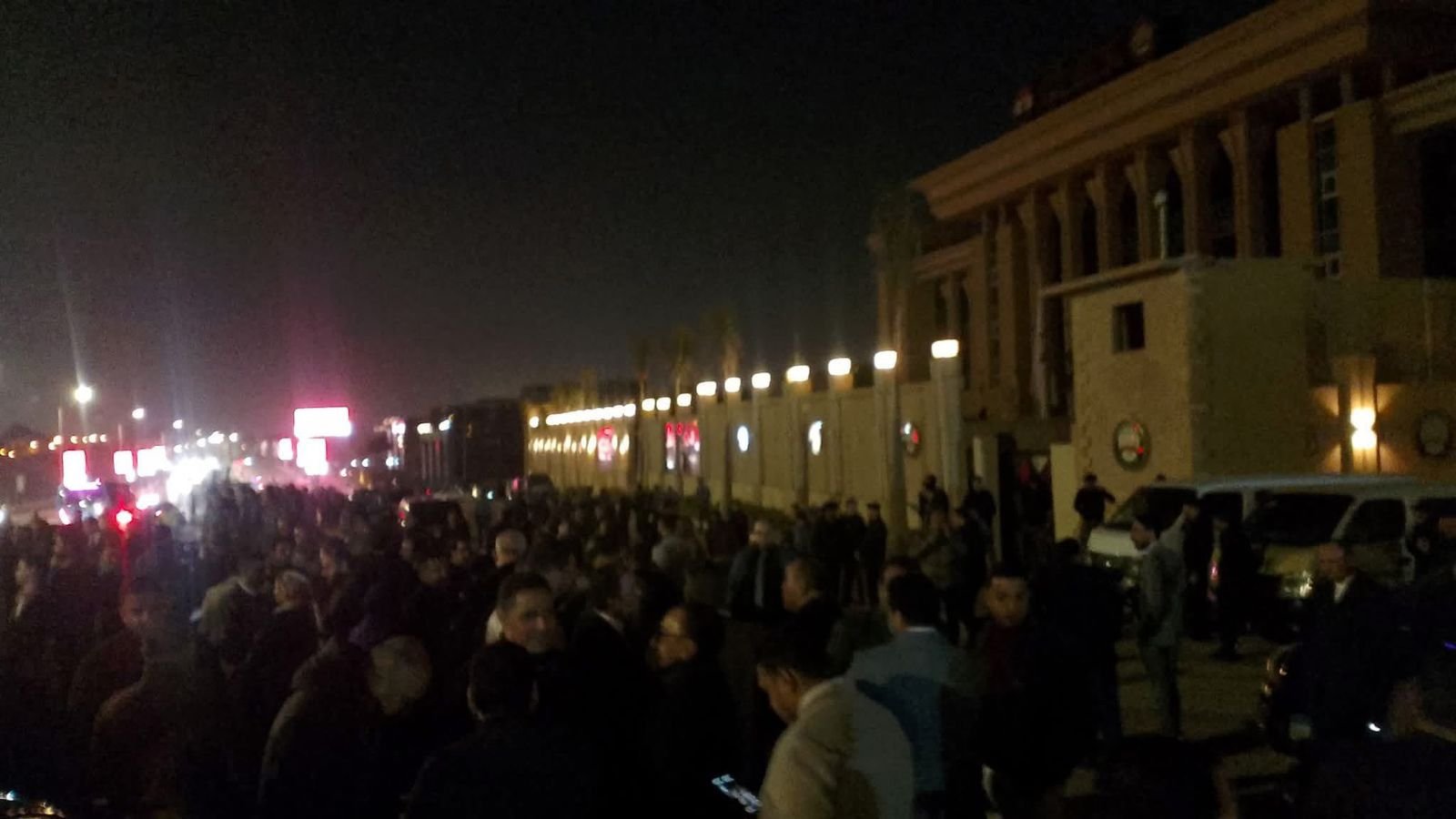 من تجمع المحامين أمام مقر النائب العام أمس