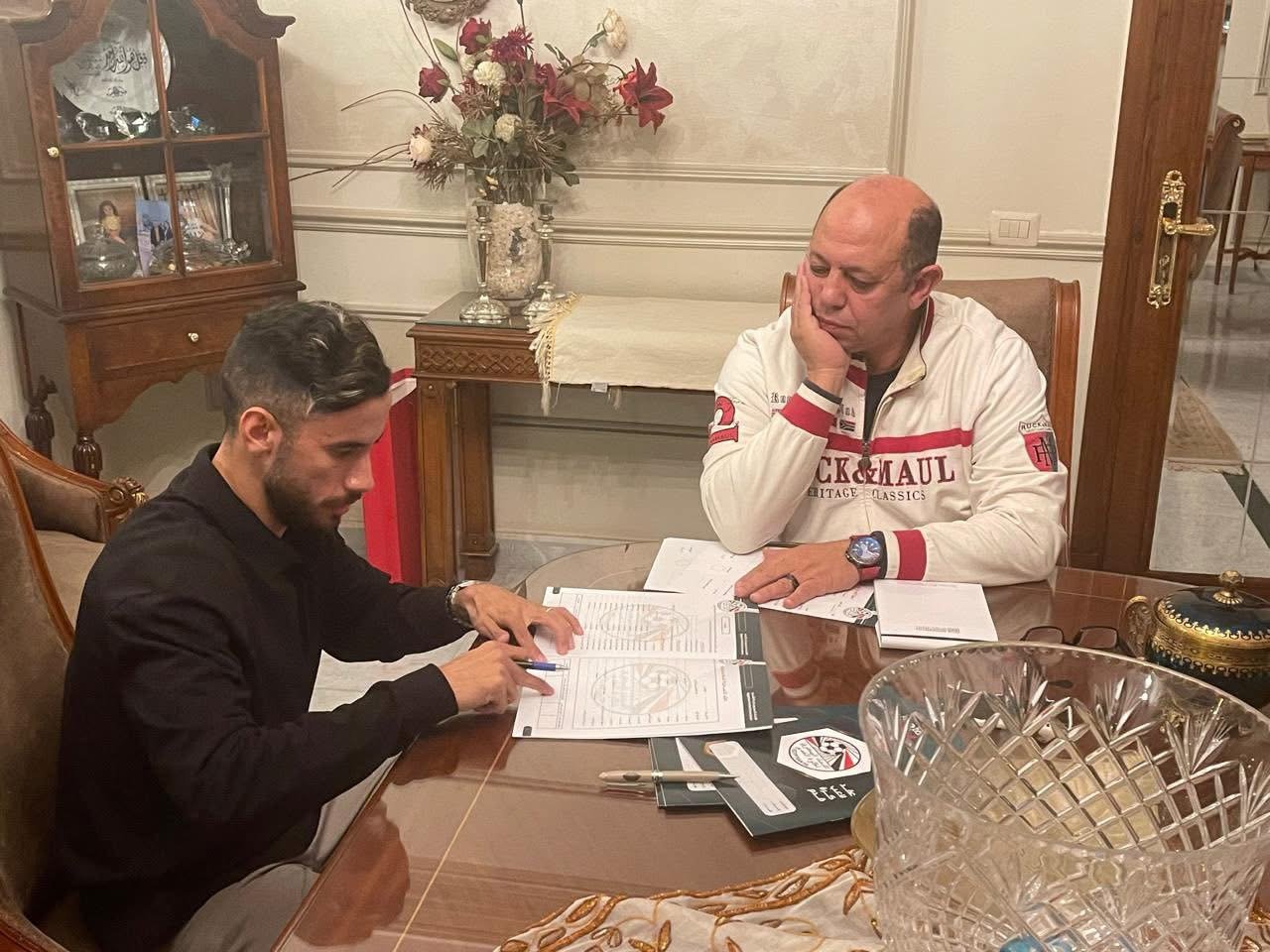 جانب من التوقيع