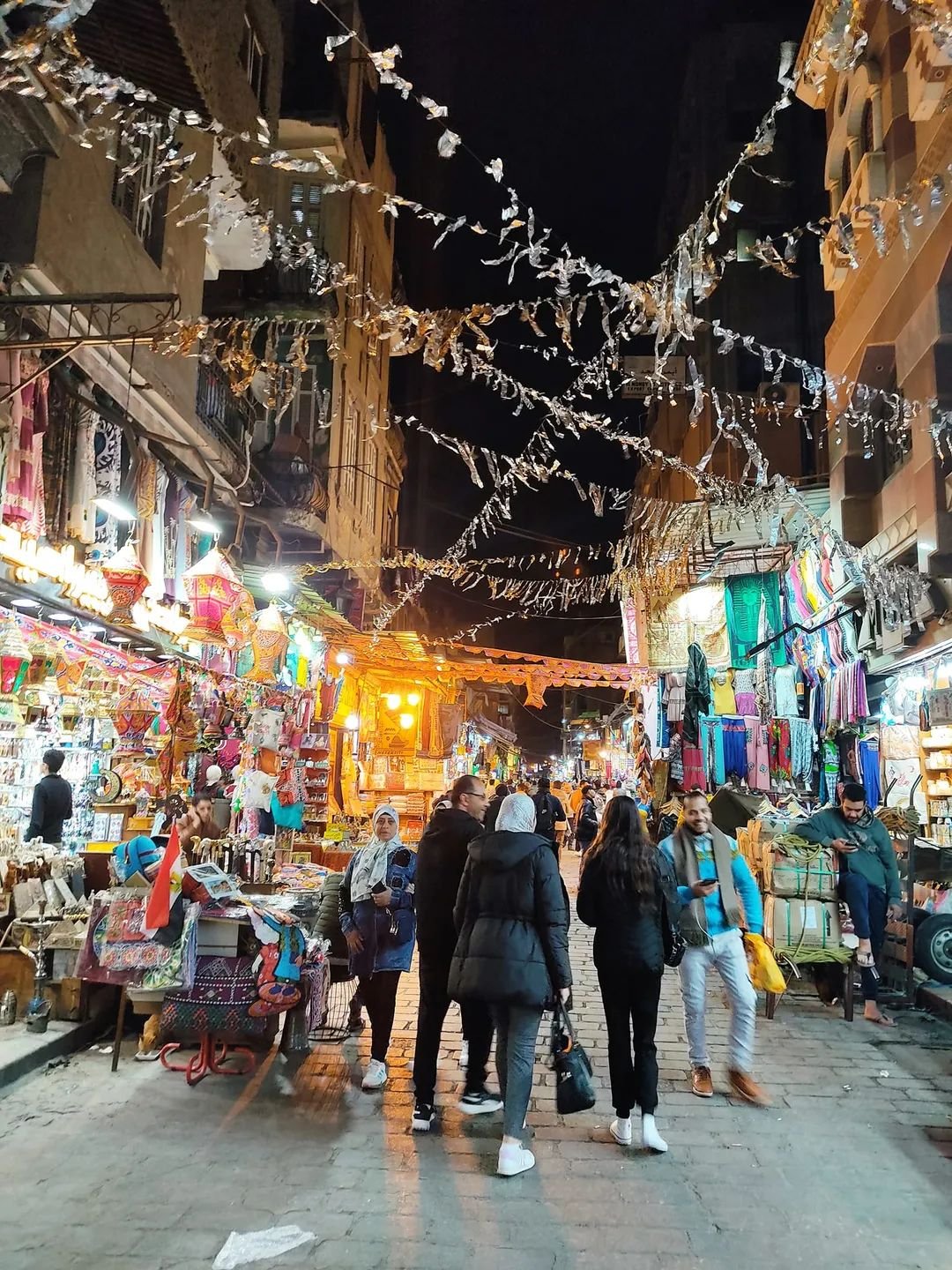 عائلات من كل الشرائح تتجول في شوارع الحسين وسط الأجواء الرمضانية