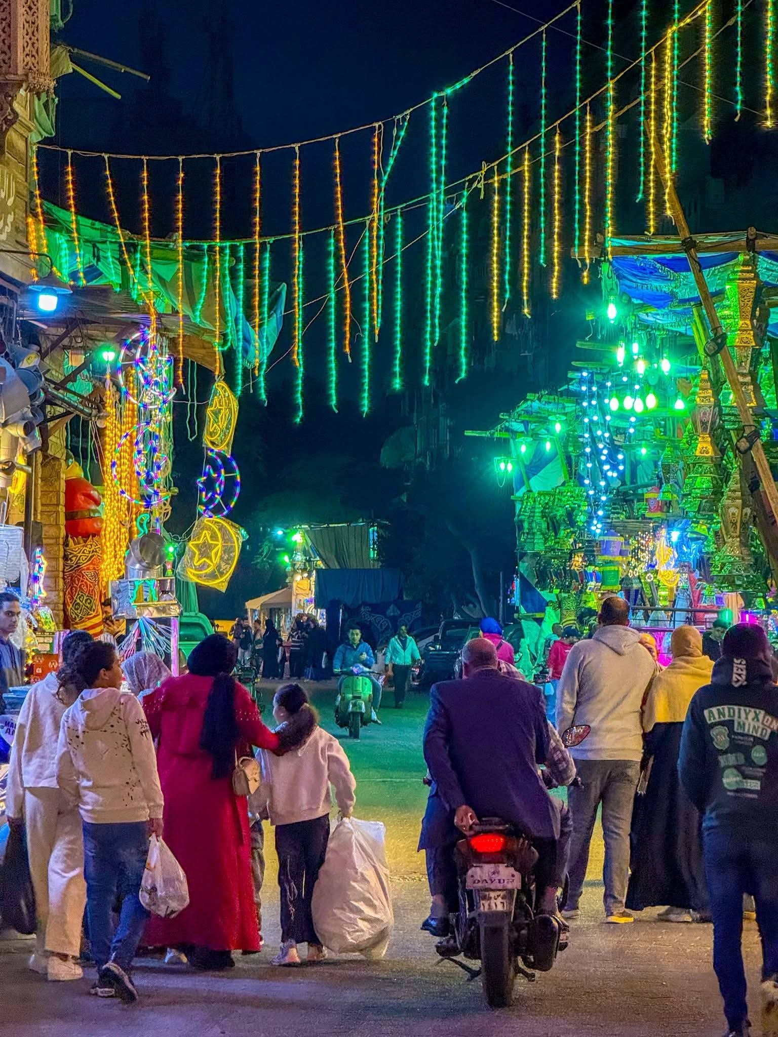 عائلات من كل الشرائح تتجول في شوارع الحسين وسط الأجواء الرمضانية