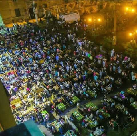 زحام شديد في ساعة الإفطار في مطاعم الحسين