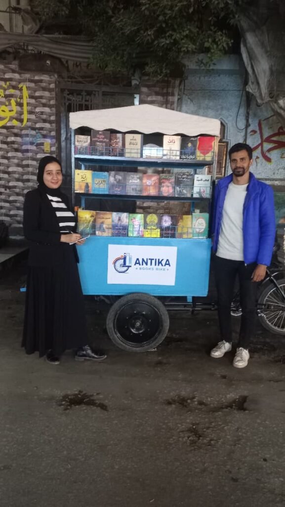 لمياء أبوعايد محررة "القصة" مع تجربة Books Bike