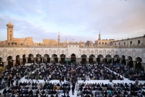 صحن الأزهر الشريف وكأنه مائدة واحدة