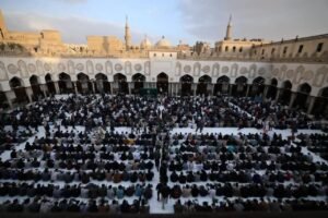 صحن الأزهر الشريف وكأنه مائدة واحدة