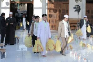 شباب من جنسيات مختلفة يشاركون في توزيع ونقل الوجبات