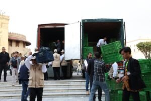 تنزيل الوجبات من سيارات بيت الصدقات