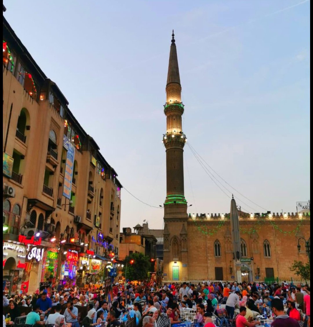 زحام شديد في ساعة الإفطار في مطاعم الحسين