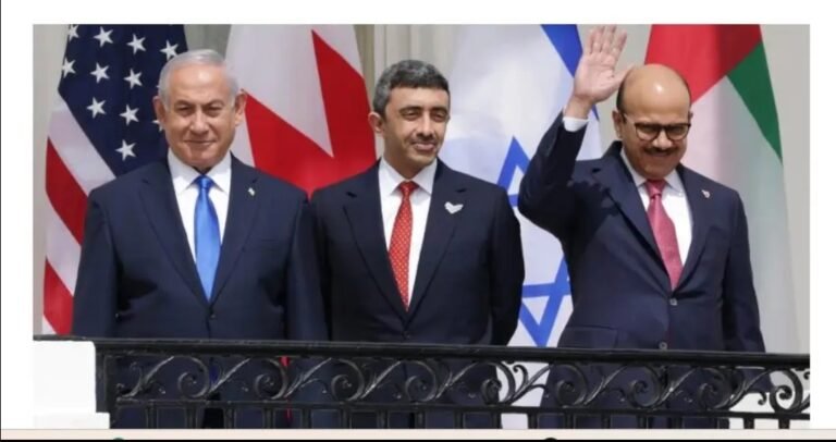 نتنياهو صحبة مسؤولين إماراتي وبحريني