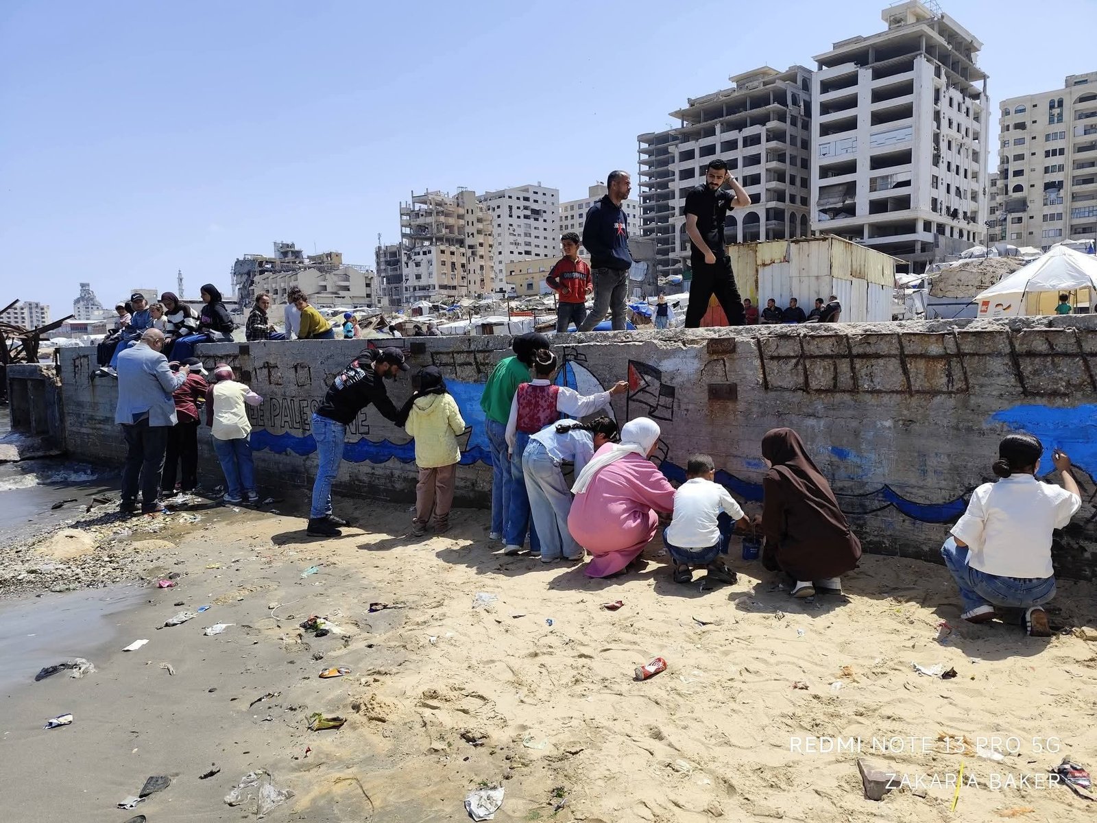 أطفال غزة يرسمون على الجدران