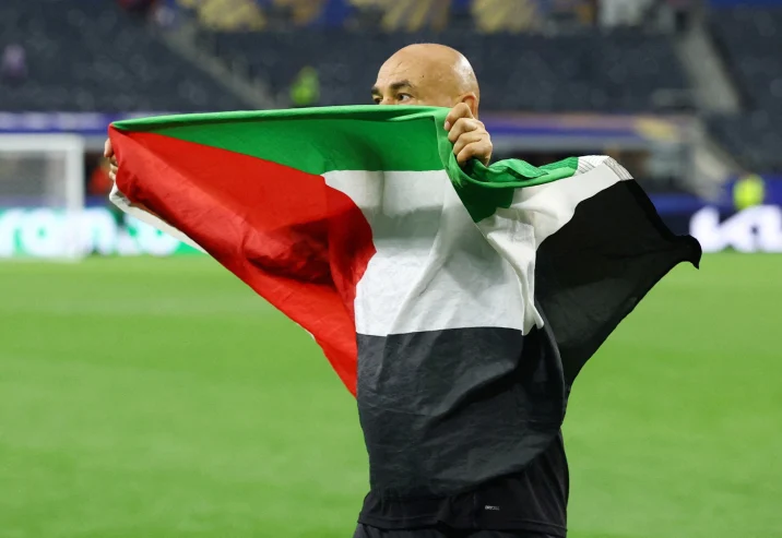 حسام حسن رافعا علم فلسطين