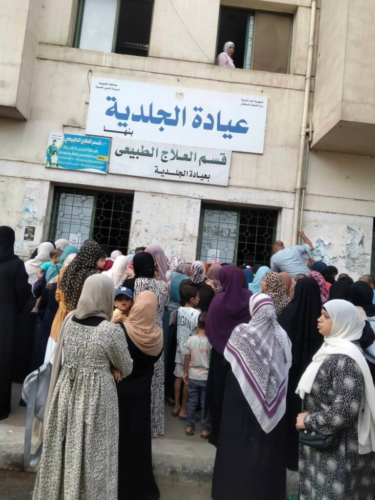 تجمهر المواطنين أمام مستشفى الجلدية ببنها