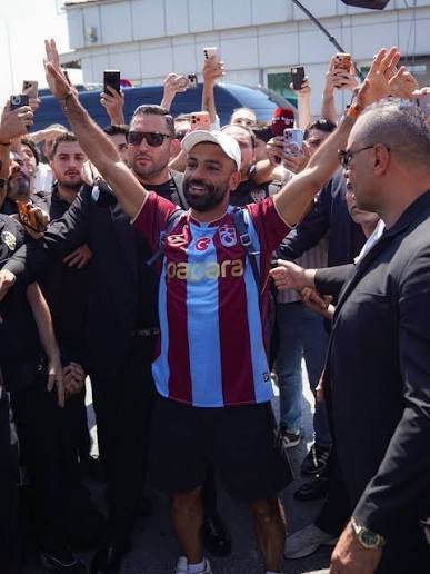 صلاح وسط الجماهير التركية